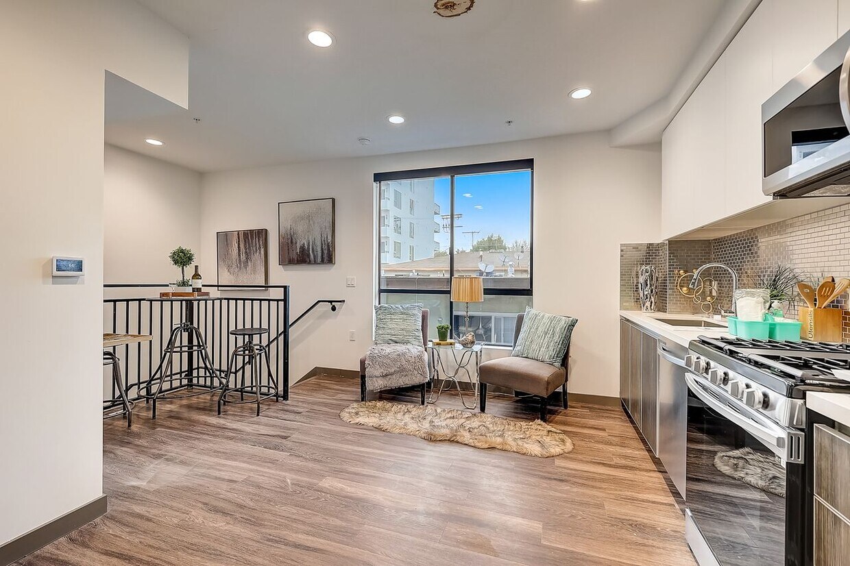 Foto principal - One Bedroom Townhome in Hollywood!