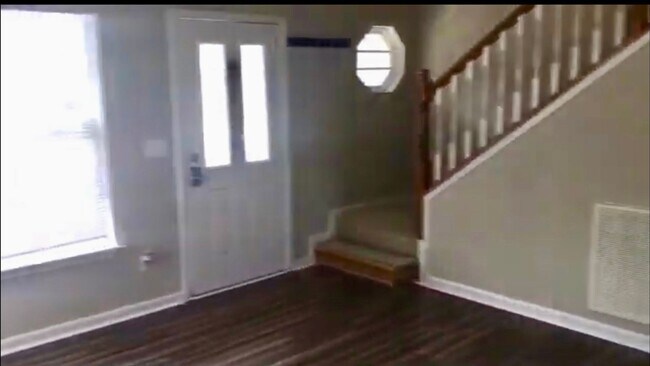Foto del edificio - Nice three bedroom two bath two-story in A...