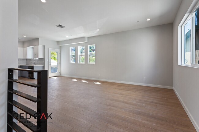 Building Photo - 4500 Esmeralda St