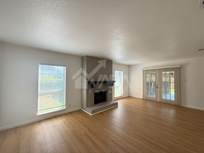 Foto del edificio - 1074 Honey Tree St