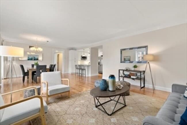 Building Photo - 2 bed/2 bath, WD in unit, parking, central...