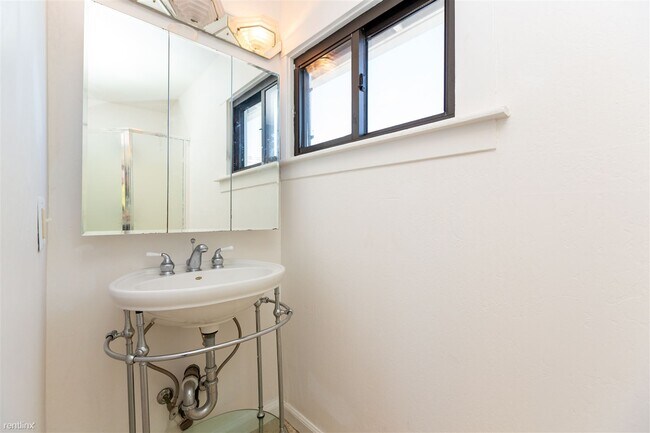 Foto del edificio - 1 br, 1 bath House - 4418 Virginia Avenue ...