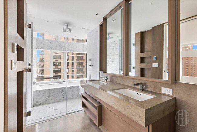 Building Photo - 176 E 82nd St