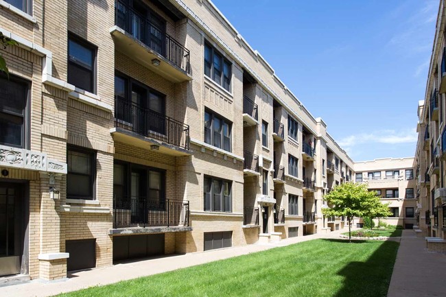 Maple Court Apartments - Chicago, IL | Apartments.com