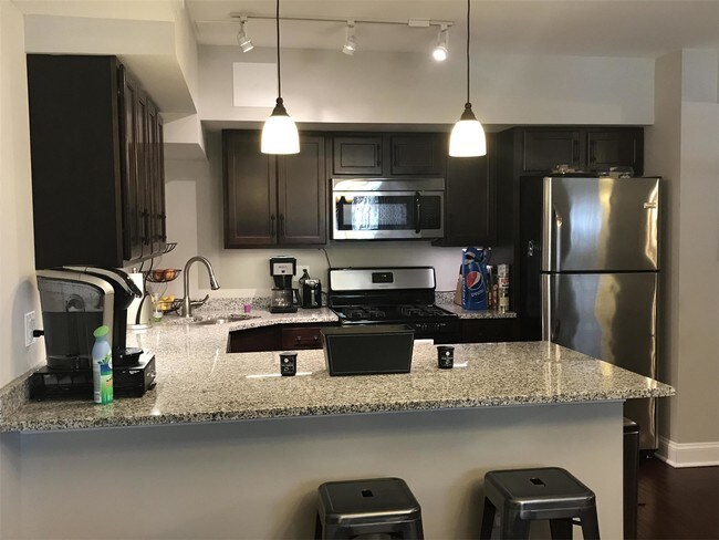 Building Photo - 5802 N Kenmore Ave