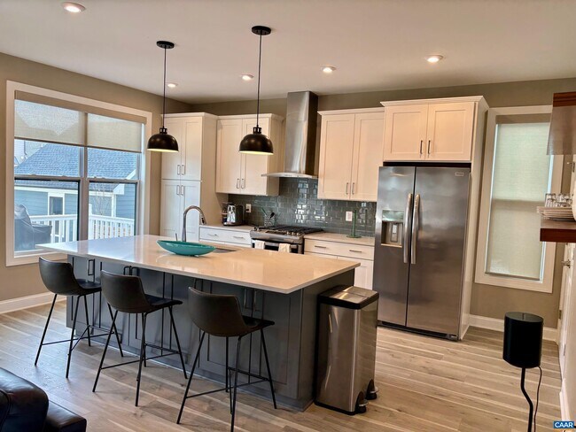 Foto del edificio - 6217 Raynor Pl