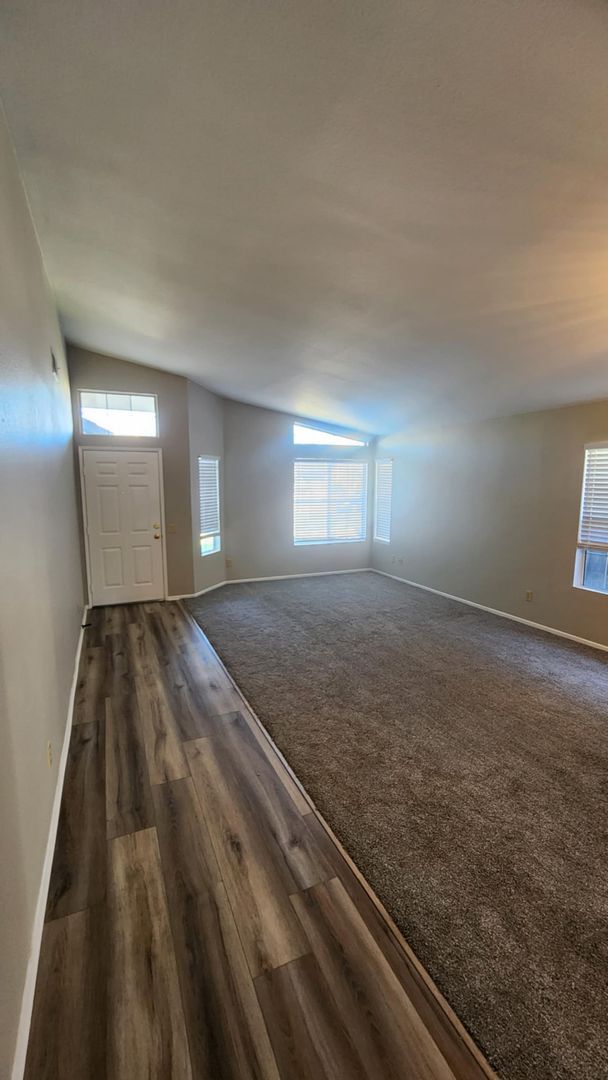 Foto del edificio - 24349 Heron Rd