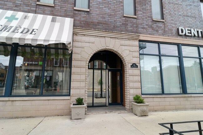 Building Photo - 810 N Wolcott Ave