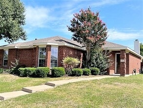 Building Photo - 612 Comanche Trail