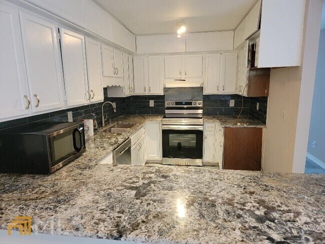 Building Photo - 9015 Carroll Manor Dr