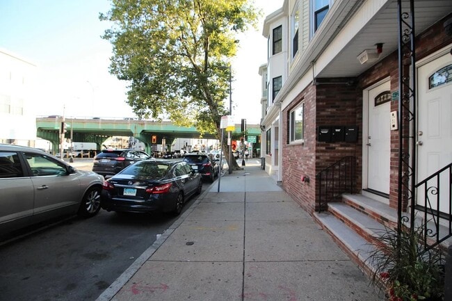 Building Photo - 136 Chelsea St