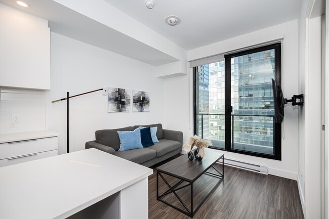 Building Photo - 665 Rue Versailles