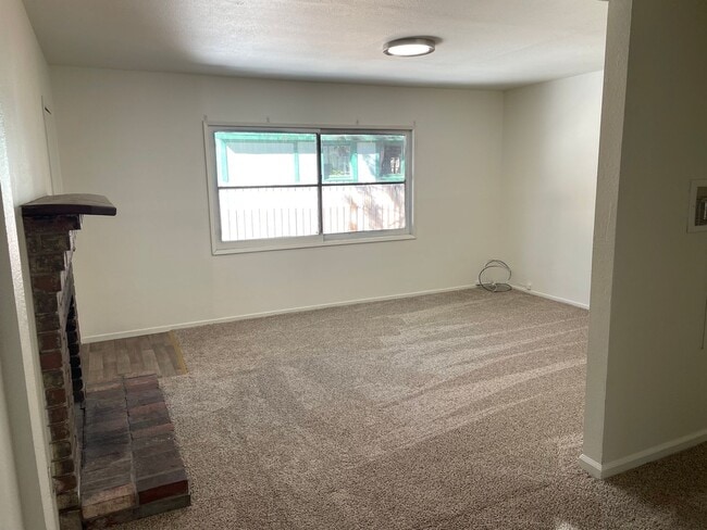 Building Photo - 1049