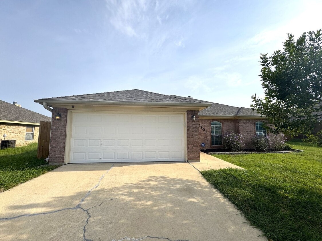 Primary Photo - 2801 Southwood Dr