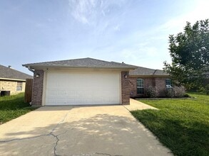 Building Photo - 2801 Southwood Dr
