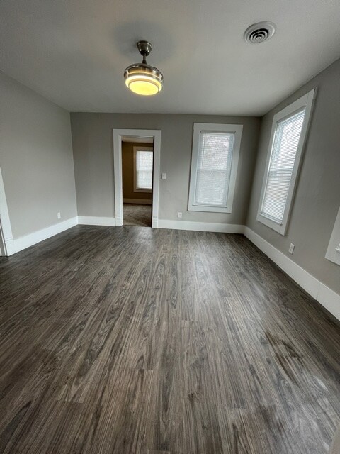 Foto del edificio - 1374 E 41st St
