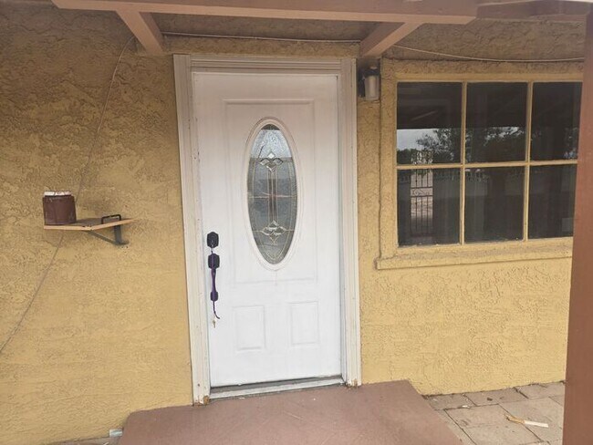 Foto del edificio - Spacious 3bd/1ba in a HUGE GATED Property!