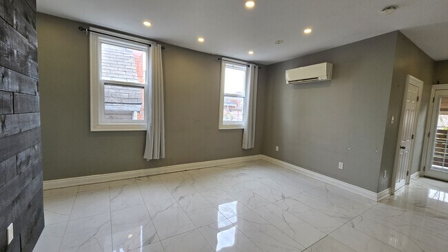 Photo du bâtiment - 76 Burlington St E