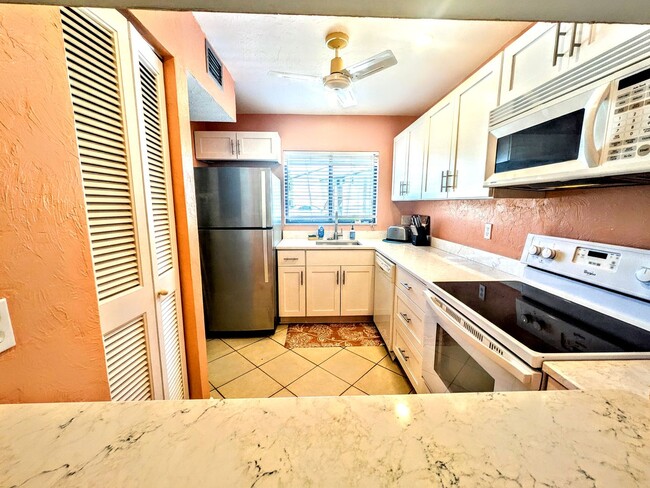 Building Photo - Annual/Seasonal turnkey furnished 2/2 end townhome in waterfront community by Siesta Key!