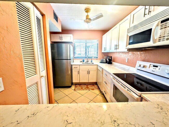Foto del edificio - Annual/Seasonal turnkey furnished 2/2 end townhome in waterfront community by Siesta Key!