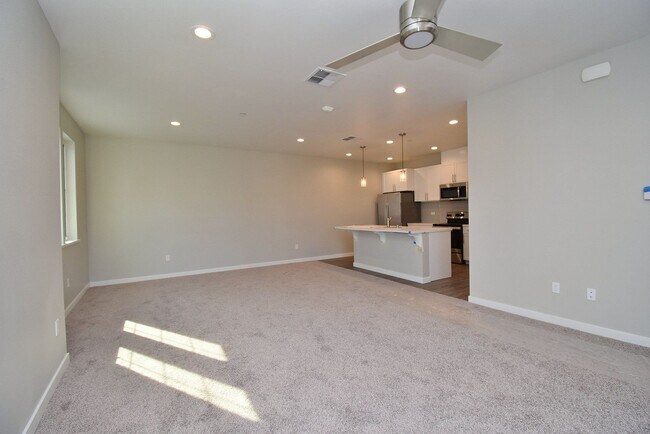 Foto del edificio - $4,290 / 4 BR - STUNNING NEWER MODEL TOWN HOME IN CENTRAL FREMONT