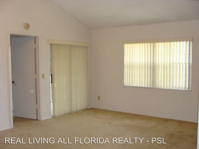 Building Photo - 1604 SE Green Acres Cir