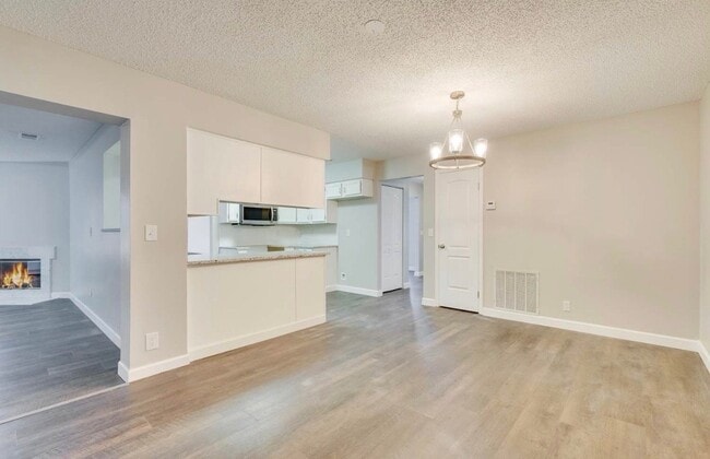 Foto del edificio - 6241 Cranberry Ln E