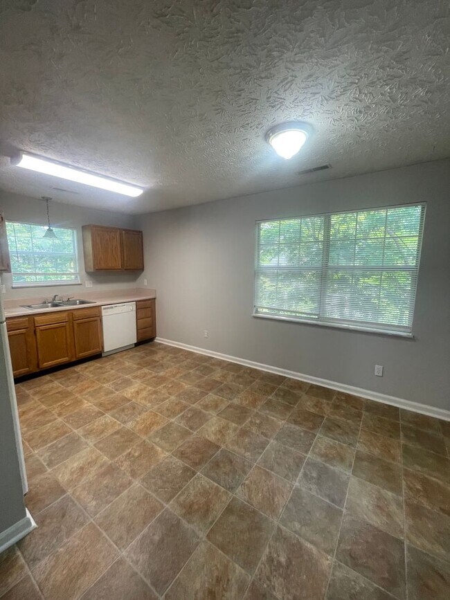 Building Photo - 3 bed, 2 bath, 2 car garage home w/ finished basement/bonus room in West Knox