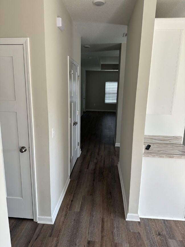 Building Photo - Apartment For Rent