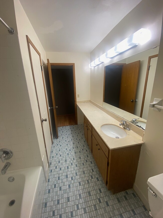 Big Bathroom with closet - 1912 Valleyhigh Dr NW