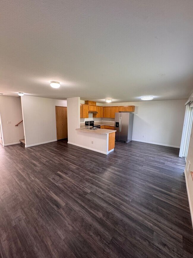 Foto del edificio - Move-In Ready 3BR Duplex: New Upgrades & Large Yard