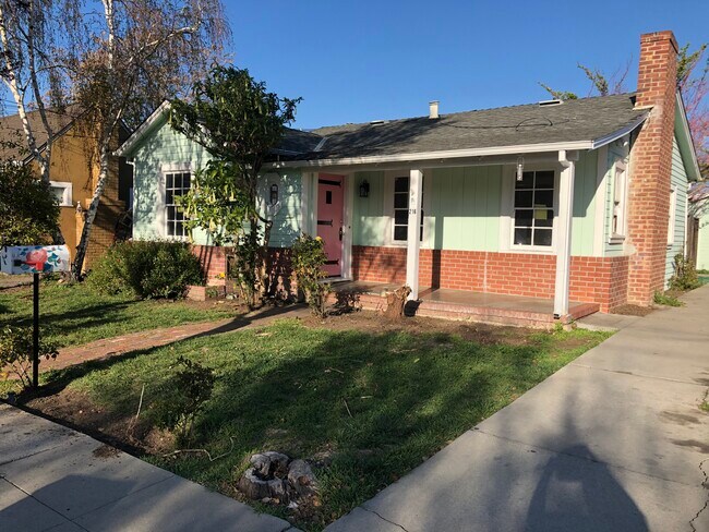 Bungalow con acogedoras a hacer que este sea tu hogar 2/1 $2.695 alquiler - 216 Cleaves Ct