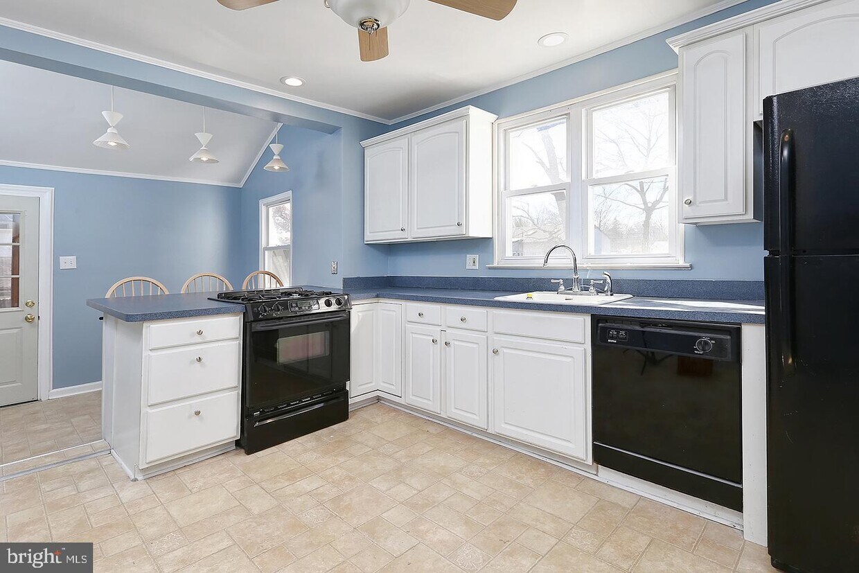 Primary Photo - 19 Grandview Ave
