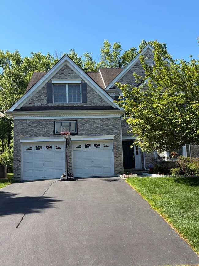 Building Photo - 40 Greylynne Dr
