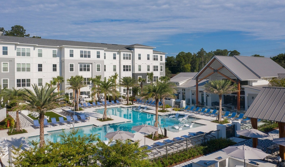 Campus Circle Gainesville - Aérea - Ángulo de la piscina - Campus Circle Gainesville