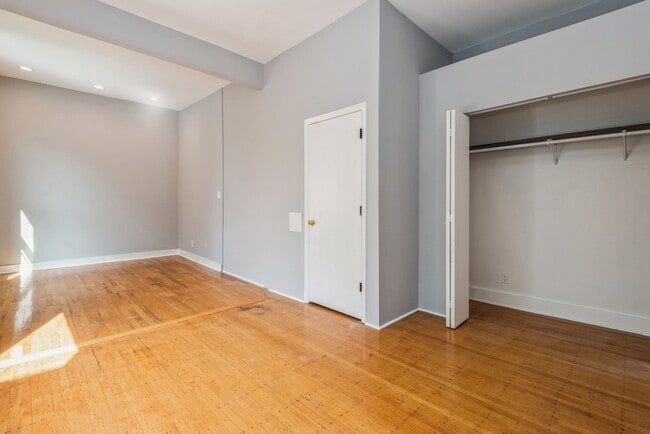 Building Photo - 1633 Oak Ave