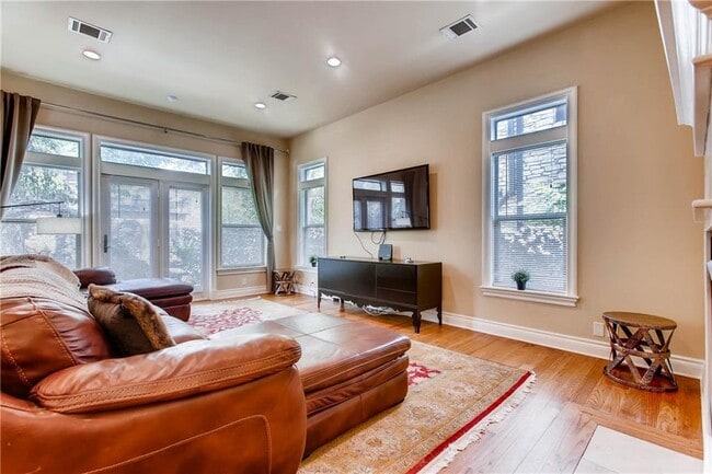 Building Photo - 306 E 34th St