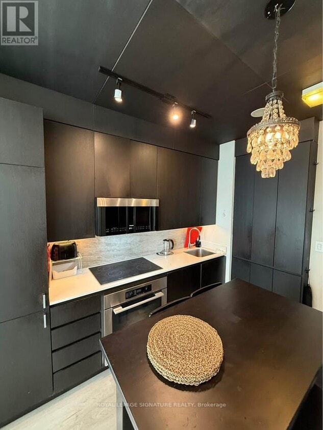 Primary Photo - 15 Iceboat Terr