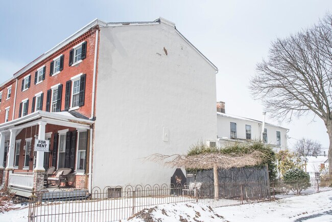 Building Photo - 335 W Miner St