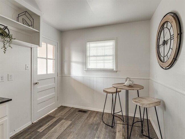 Building Photo - 544 E Fairchild Dr