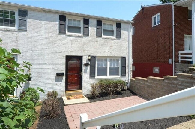 Foto del edificio - Two Bedroom in Castle Shannon! Central air...