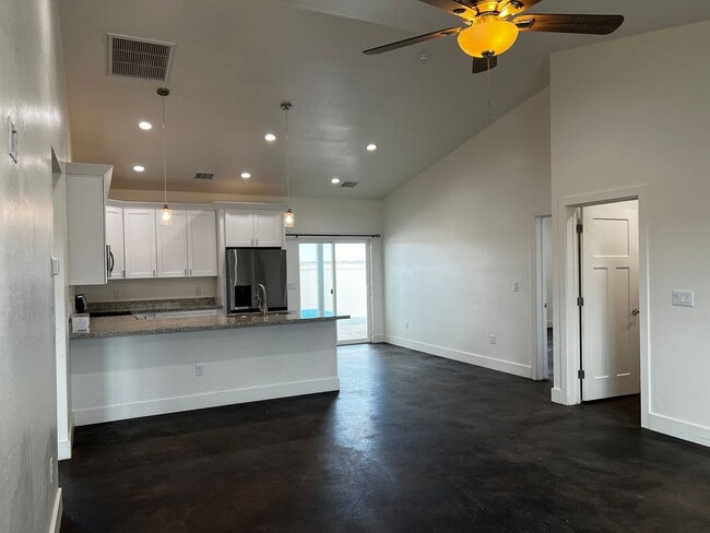 Building Photo - 3 bed/2 bath House with private Hot Tub