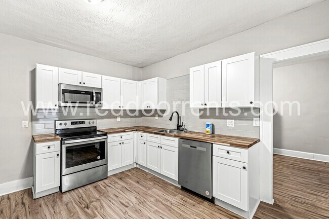 Building Photo - Updated & Budget-Friendly 3-Bedroom Home N...