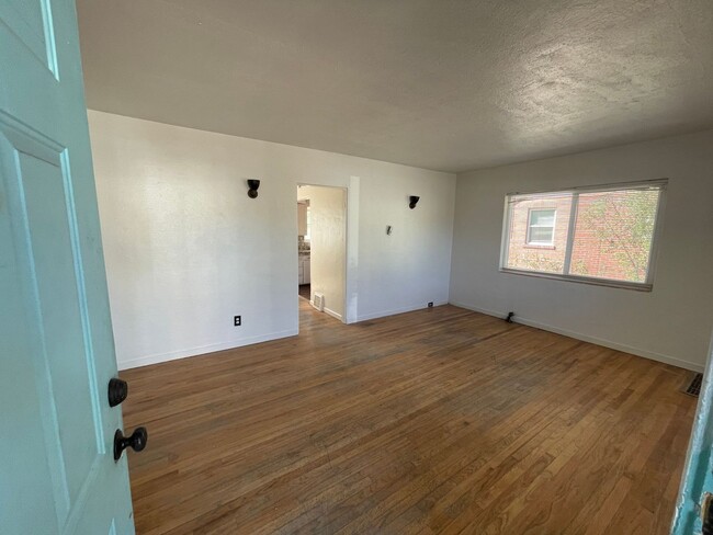 Building Photo - 612 Cheney Street