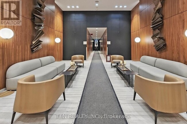 Photo du bâtiment - 711-718 EGLINTON Ave