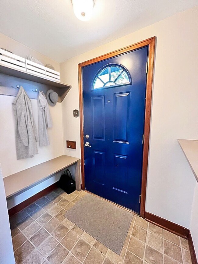 Building Photo - Charming Single Family Home - Hardwood Flo...