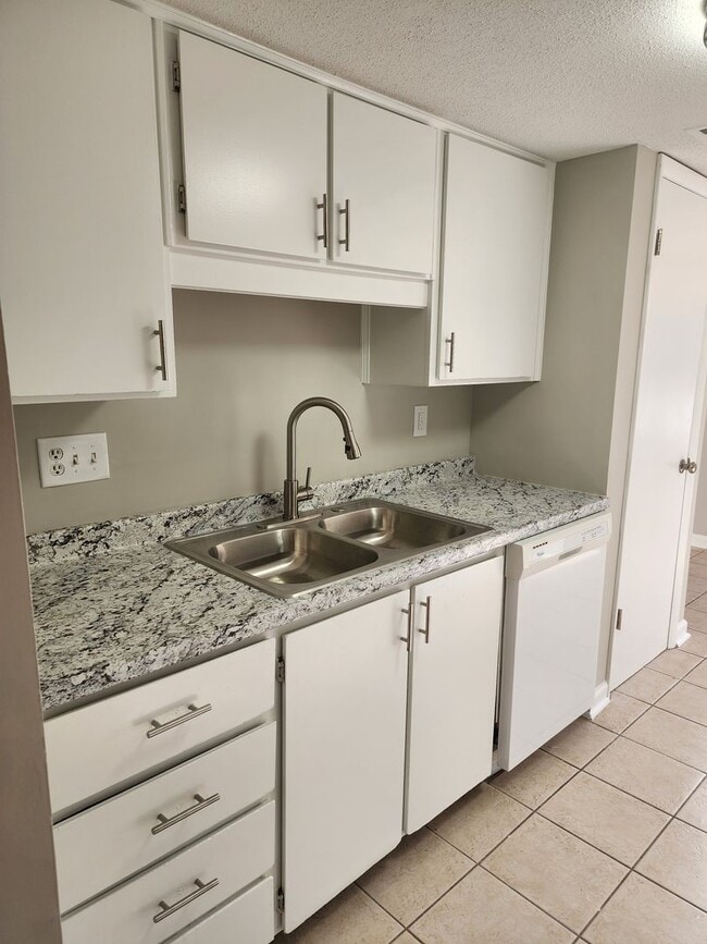 Foto del edificio - 3 Bedroom, 2 Bath Southside home on a larg...