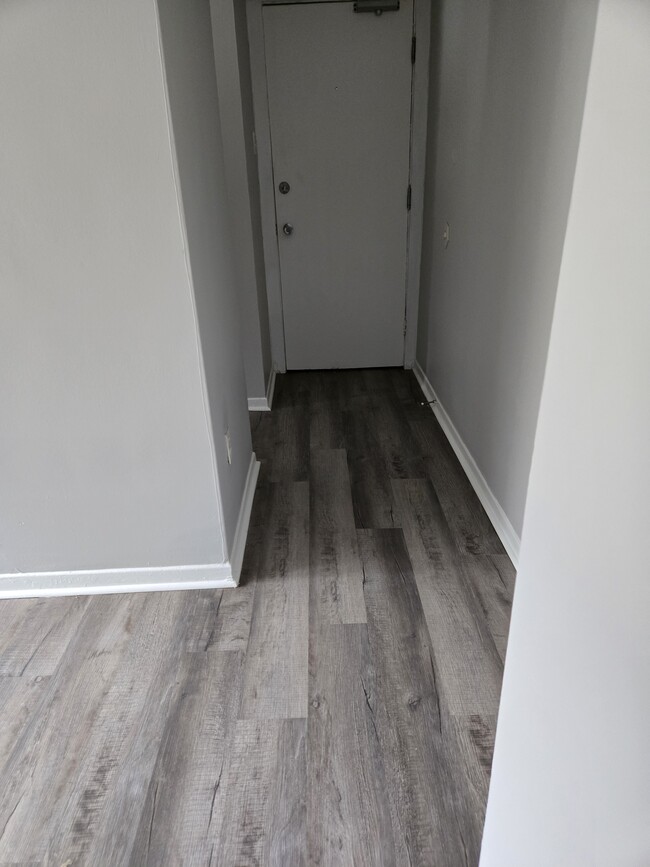 Building Photo - Charming Unit for Lease