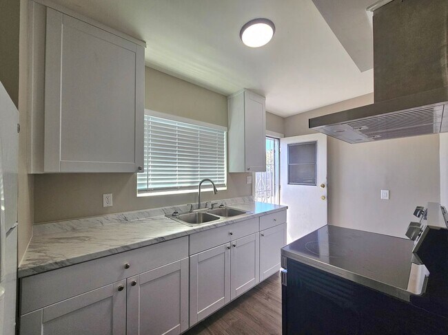 Foto del edificio - 24185 Sunnymead Boulevard