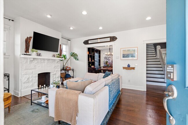 Building Photo - East Nashville Beauty in super convenient location!